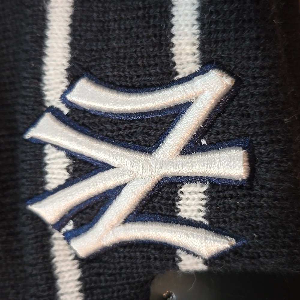 New Era New York Yankees Beanie - Picture 2 of 4